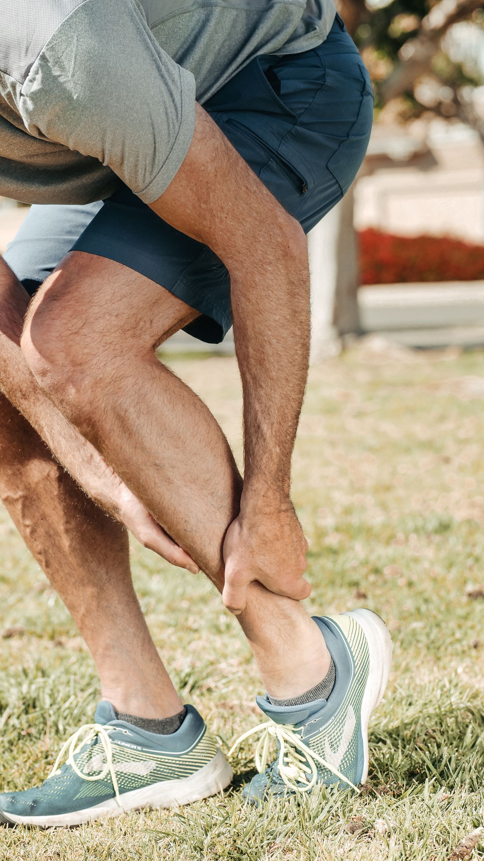 Temsili görsel: koşu kıyafetli kişi dışarıda alt bacağını tutuyor