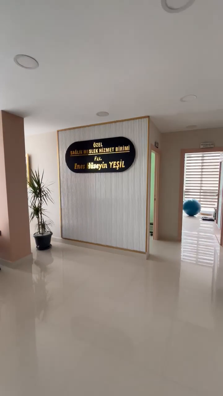 Klinik girişinde Fzt. Enes Hüseyin Yeşil tabelası ve çalışma odasının görünümü